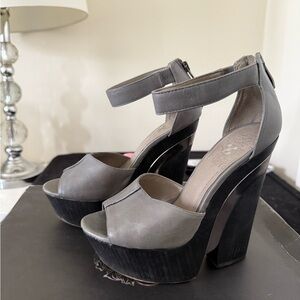 Vince Camuto Bailor Wedge in Charcoal: Size 6